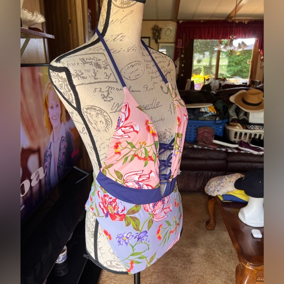 NWT Woman’s The Bikini Lab one pice floral bathing suit - Picture 14 of 16